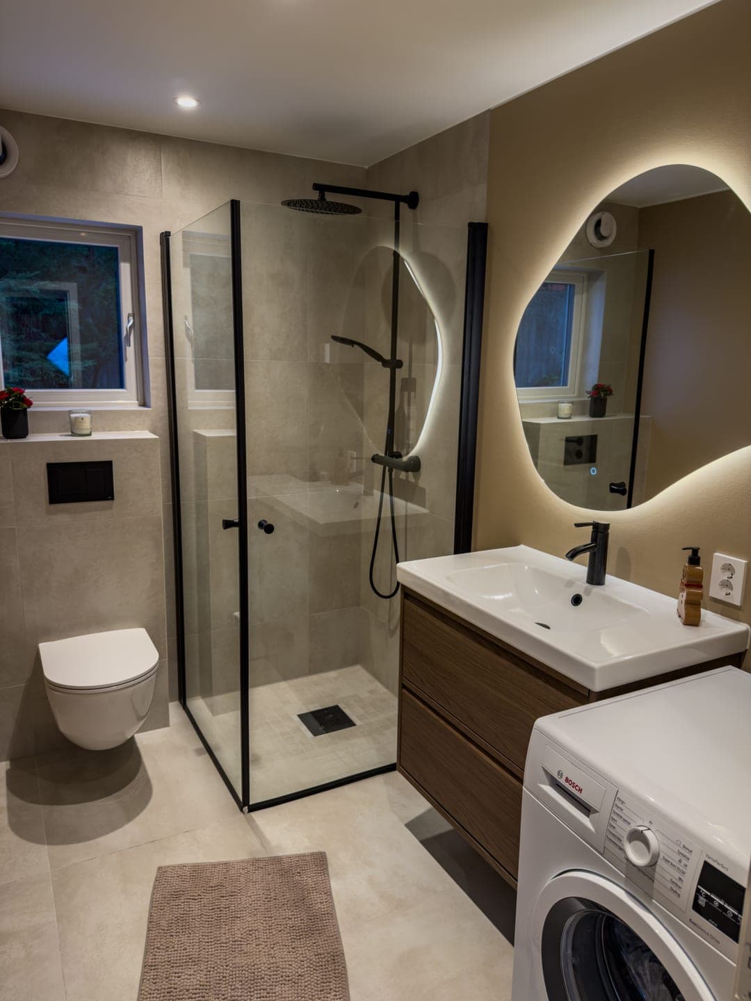 Organisk speil med lys over servant i eik i badet i Dalstien i Trondheim
