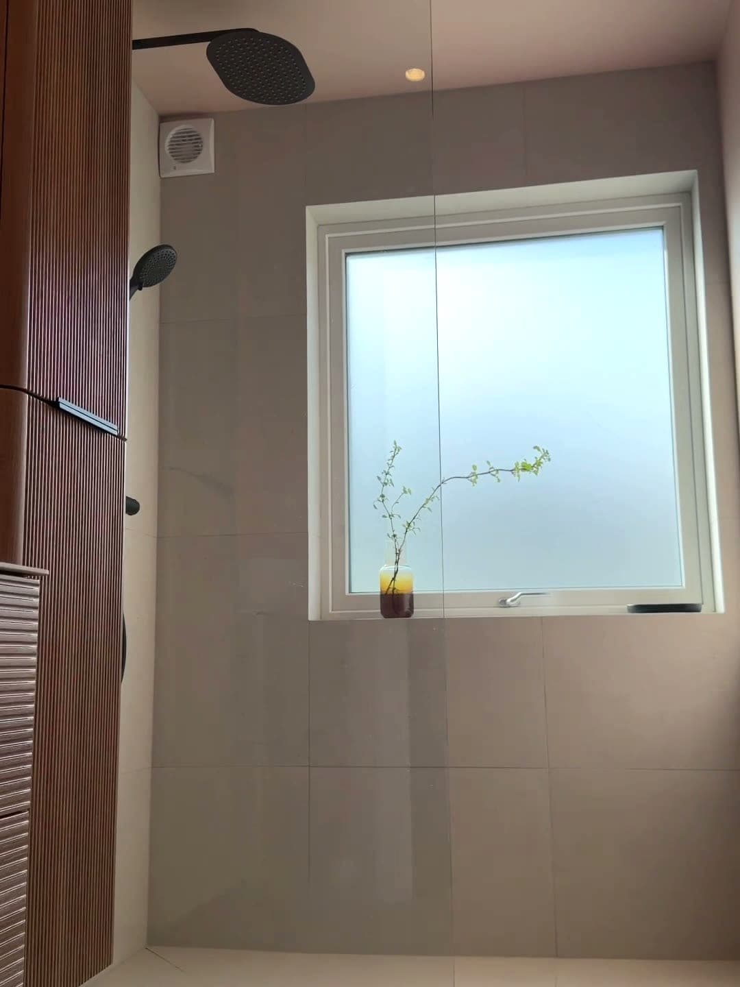 Dusjsone bak glassvegg med vindu og høyskap i tre i badet i Sunnlandsskrenten i Trondheim